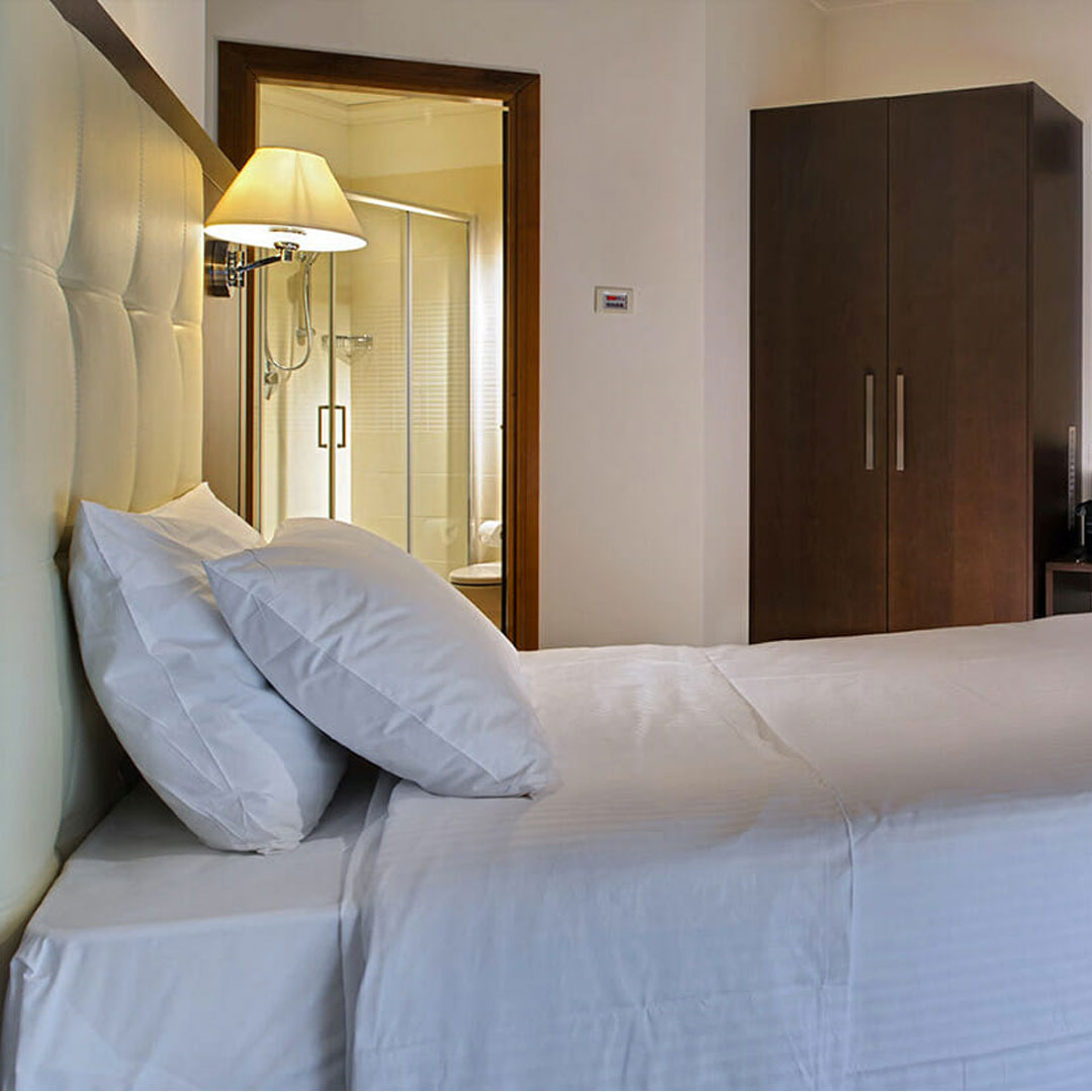 Letto della camera comfort dell'hotel