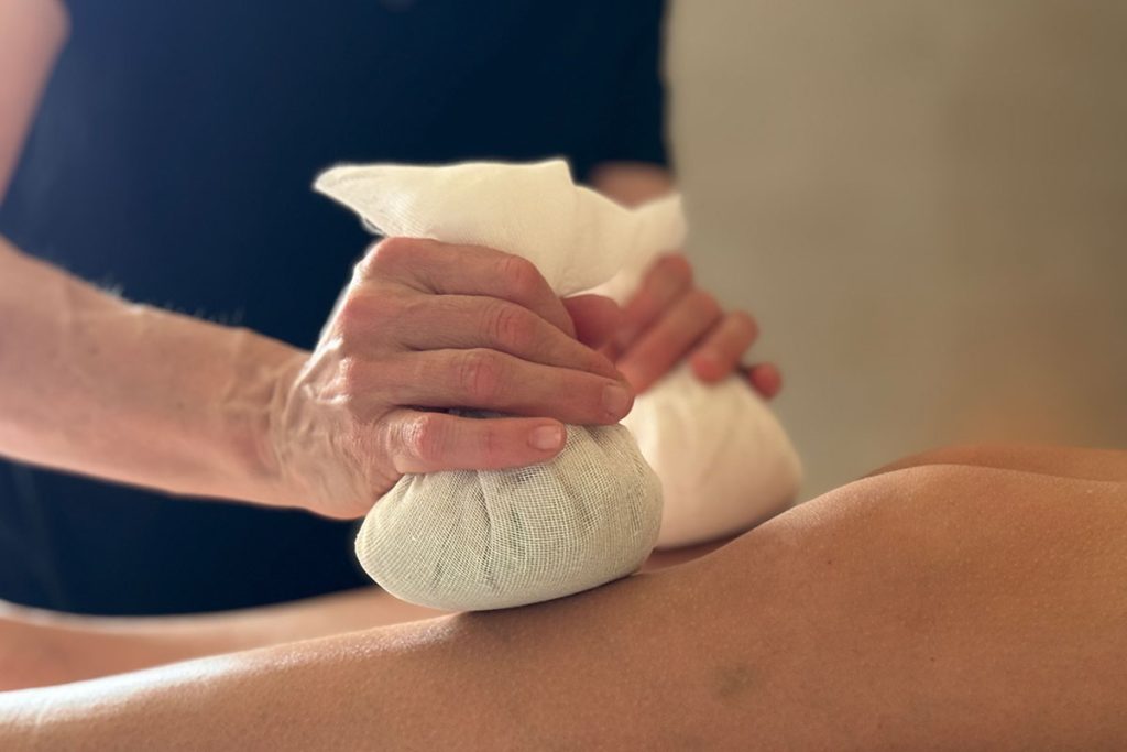 persona che fa massaggio pindasweda sulla schiena