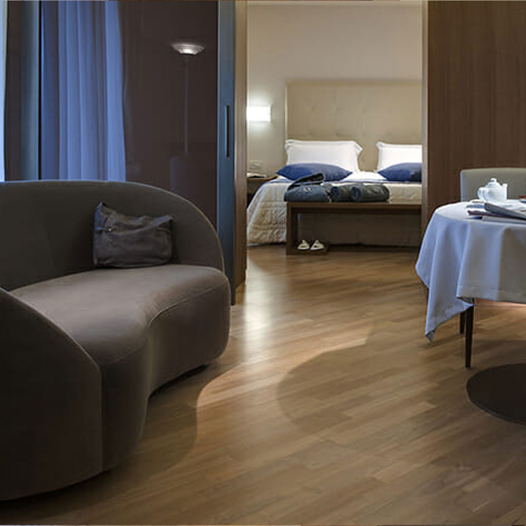 Interno della suite Classic con divano e letto