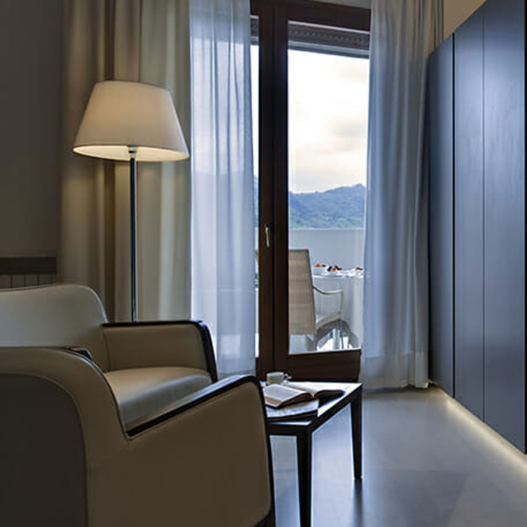 Visuale interna con poltrona della suite Modern dell'hotel