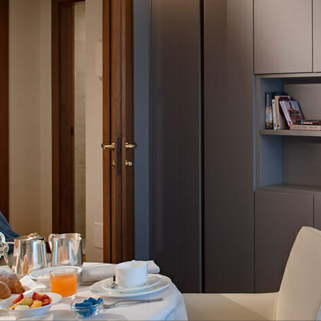 Tavolo allestito con colazione nella suite Modern dell'hotel