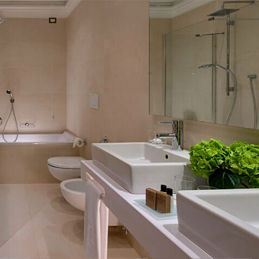 Bagno con doppio lavandino della suite Modern dell'hotel
