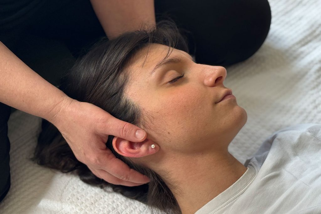 donna che fa terapia cranio sacrale