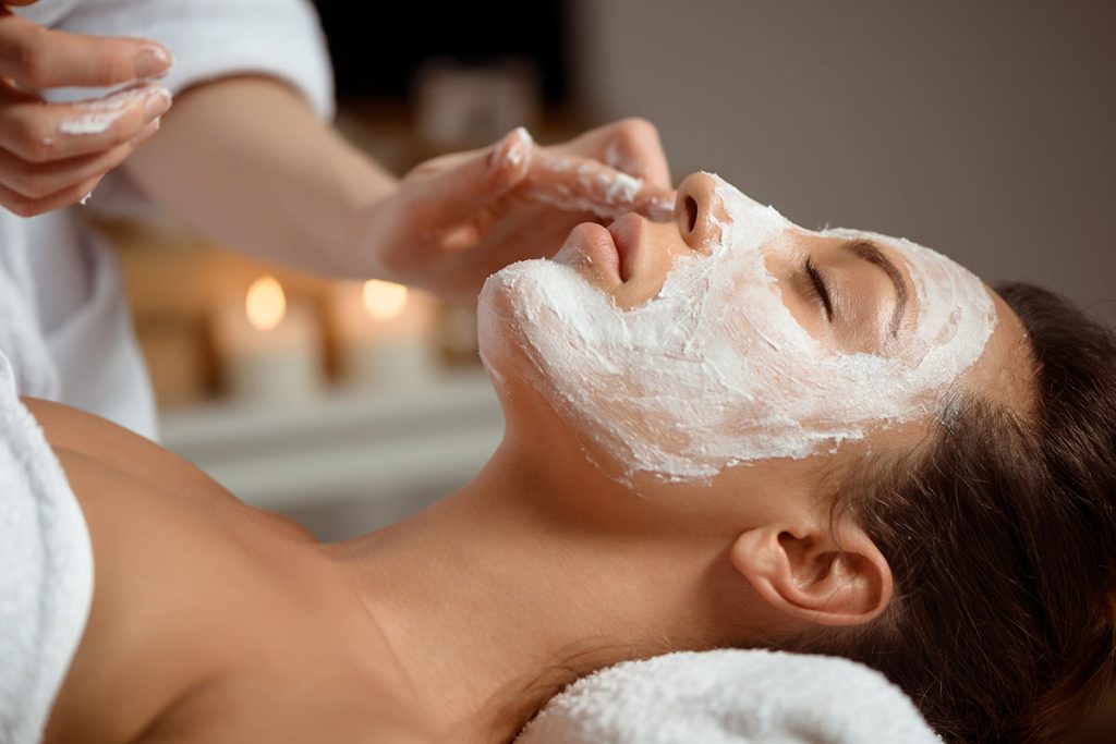 donna che fa trattamento pulizia viso