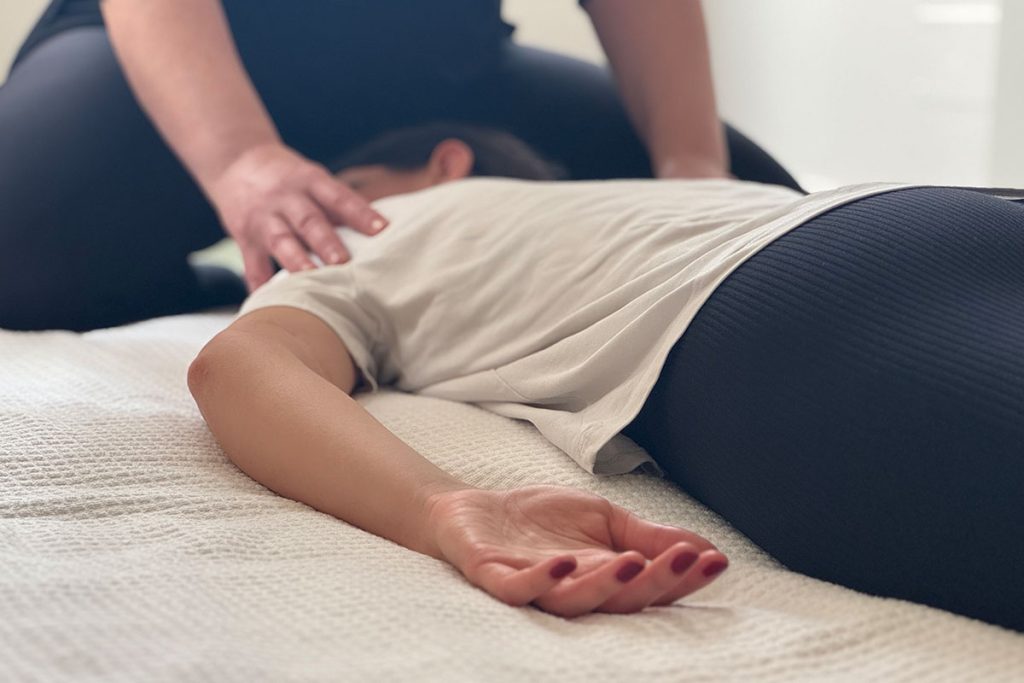 donna che fa massaggio shiatsu alla schiena