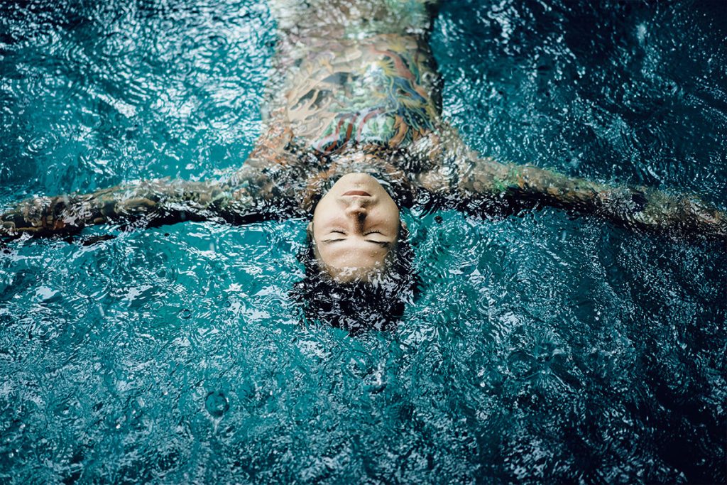 persona in piscina