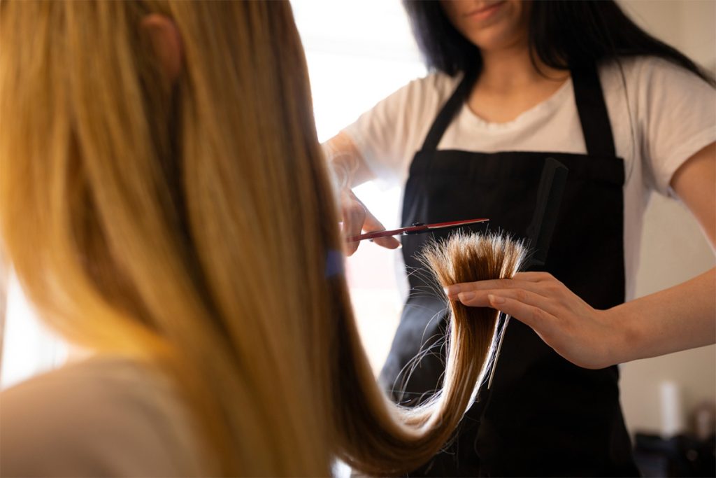 parrucchiera taglia capelli ad una donna