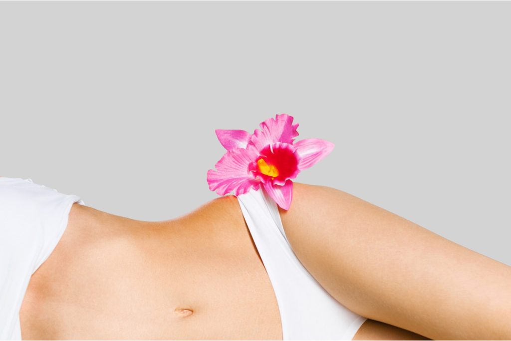 fianco donna con fiore