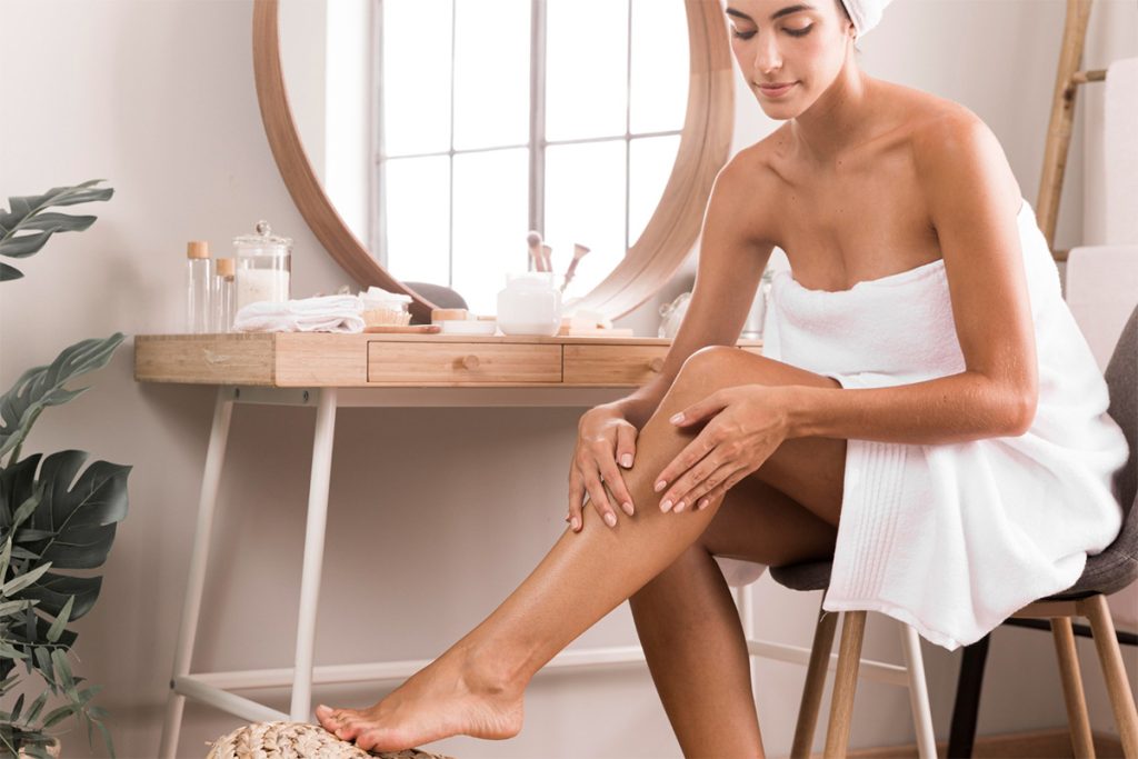 donna con gambe lisce post depilazione