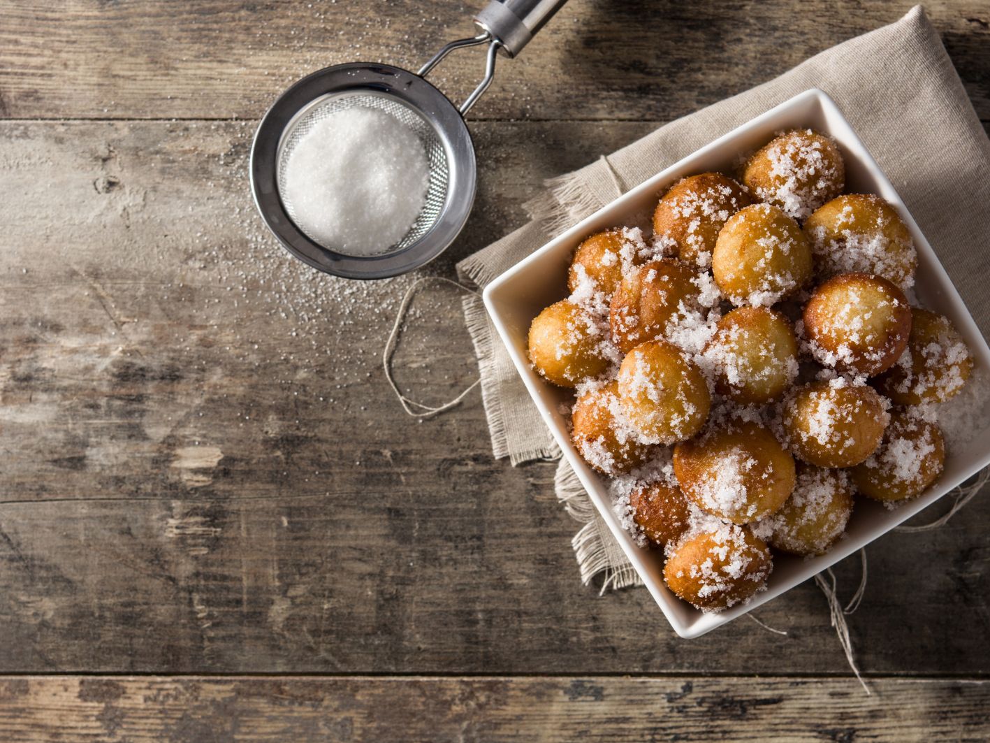 19:15 <br>Willkommens-Cocktail und <br>Abendessen mit Pfannkuchen und Galani. <br>Der Abend folgt mit Live-Musik.