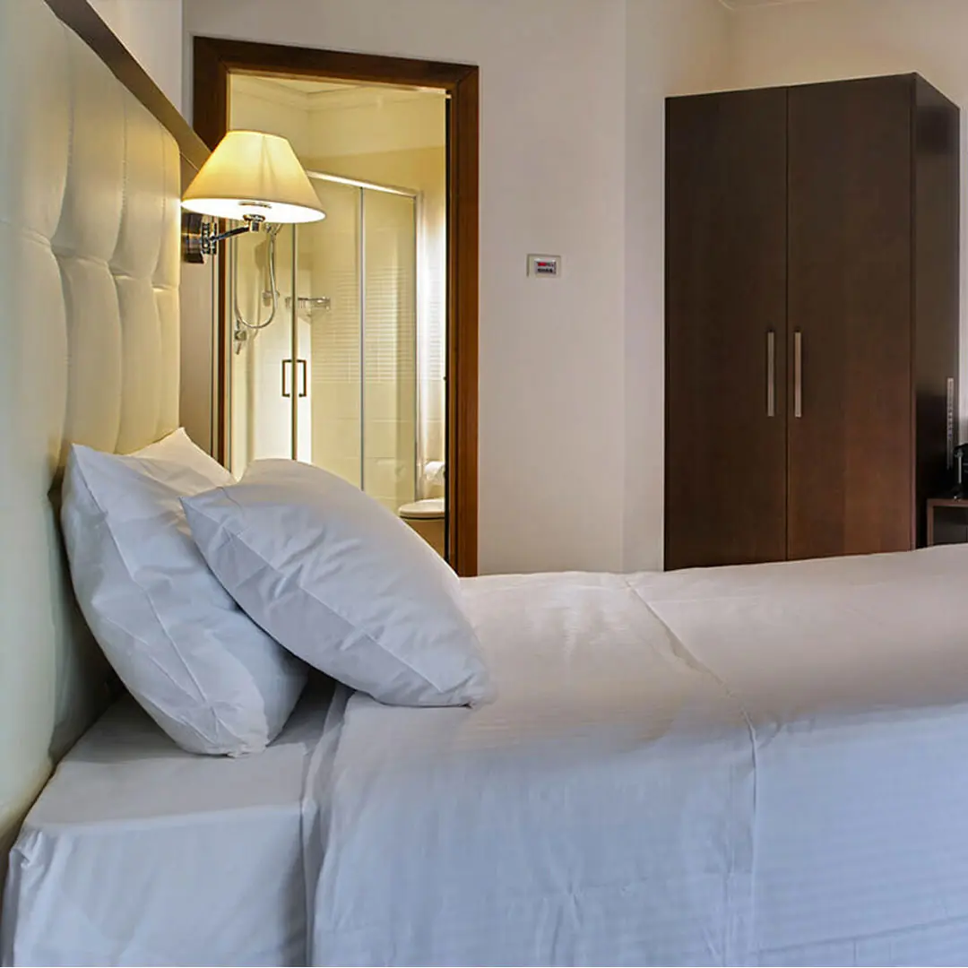 Letto della camera comfort dell'hotel
