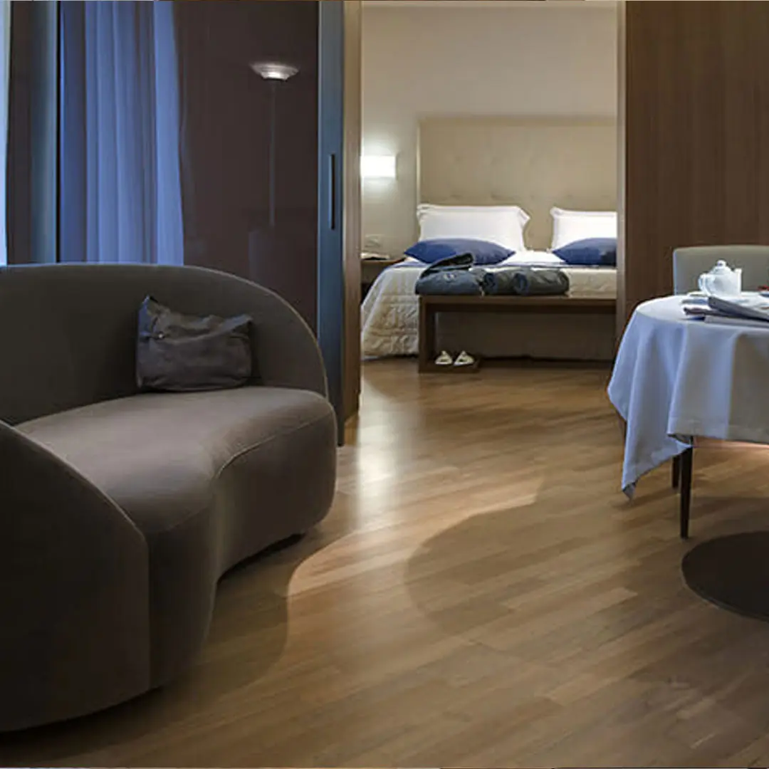 Interno della suite Classic con divano e letto