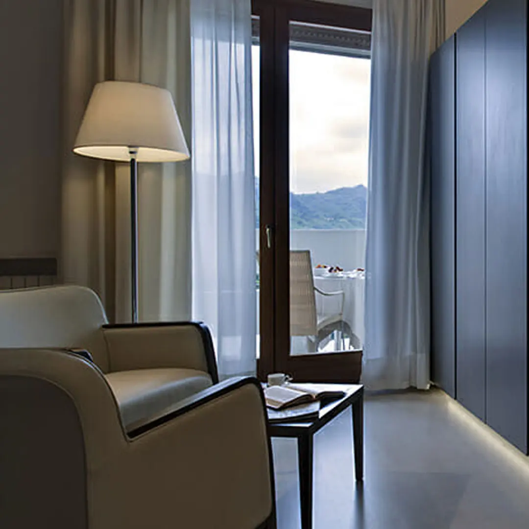 Visuale interna con poltrona della suite Modern dell'hotel