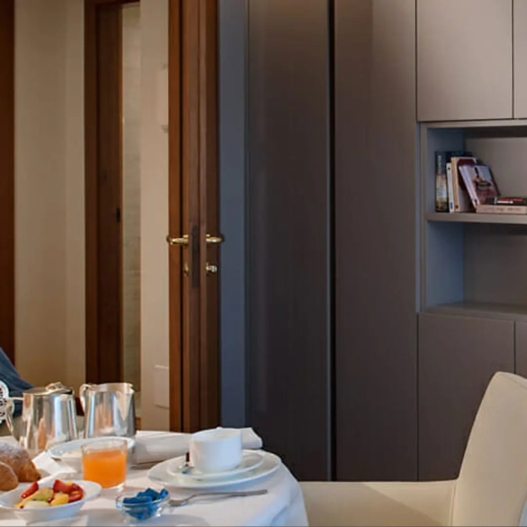 Tavolo allestito con colazione nella suite Modern dell'hotel