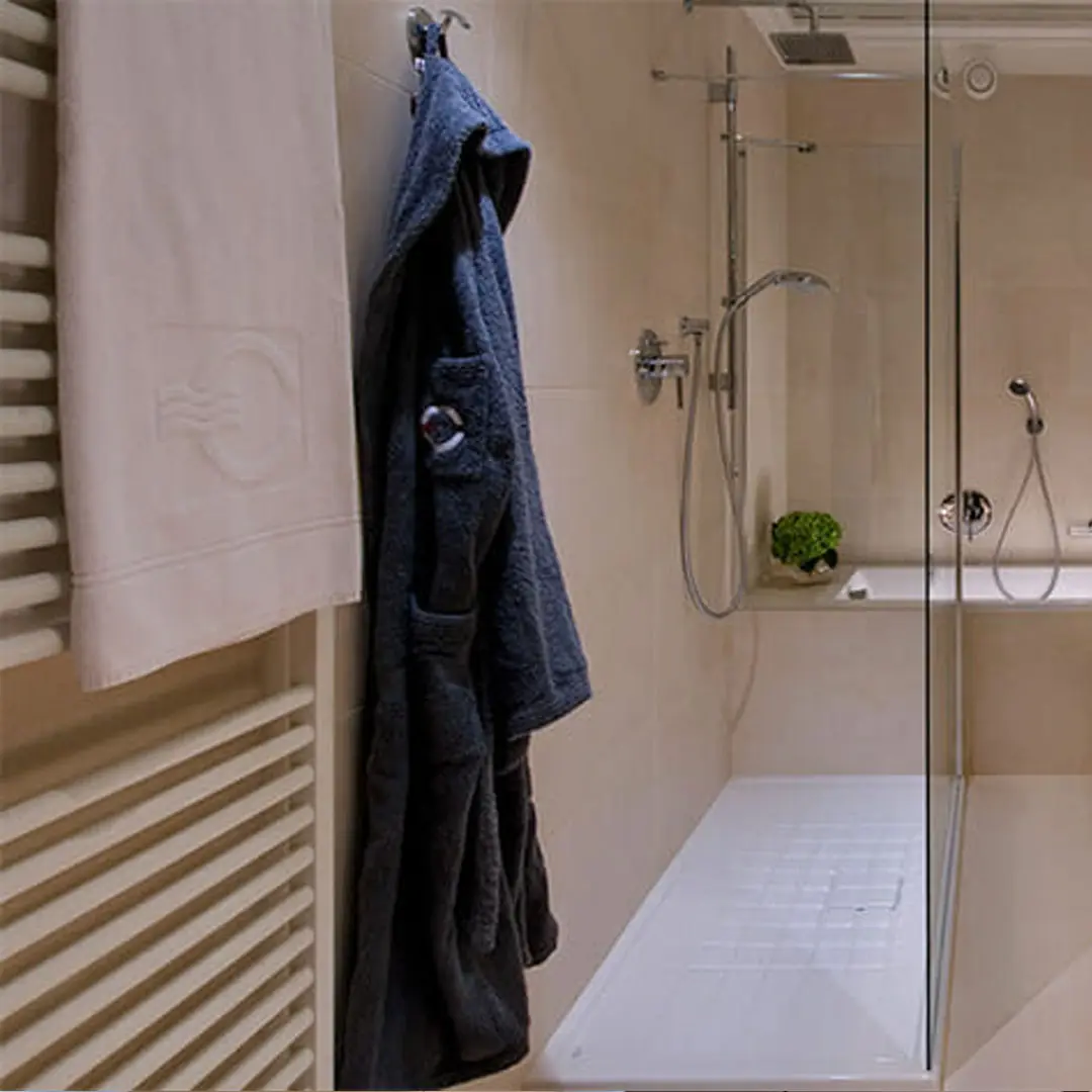 Bagno con doccia e vasca della suite modern dell'hotel