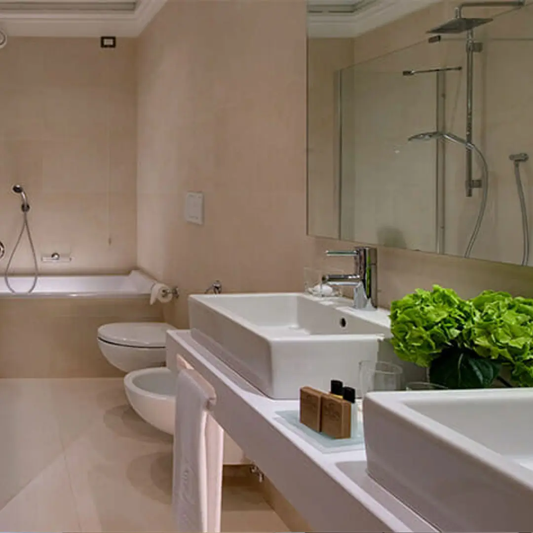 Bagno con doppio lavandino della suite Modern dell'hotel