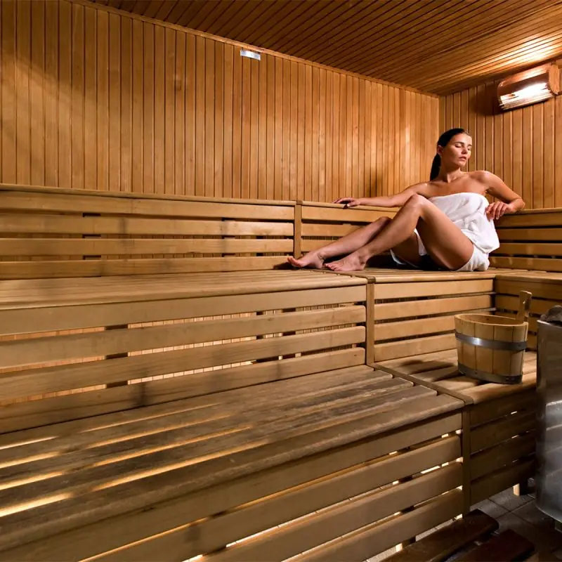 donna che si rilassa in sauna