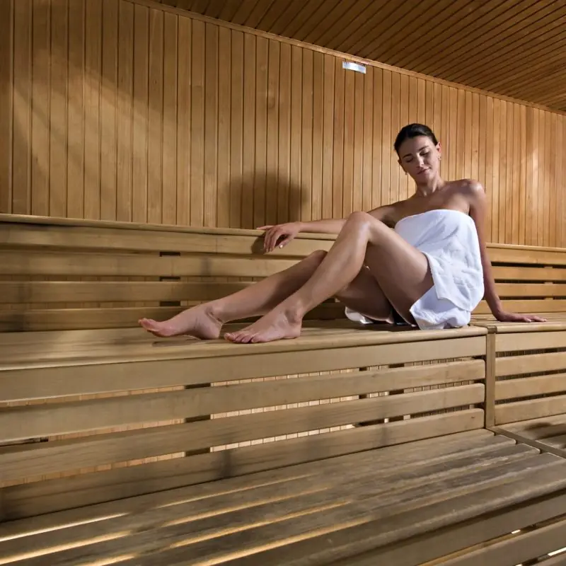 donna seduta che fa la sauna