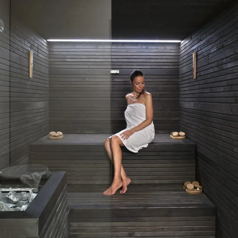 donna che si rilassa in sauna
